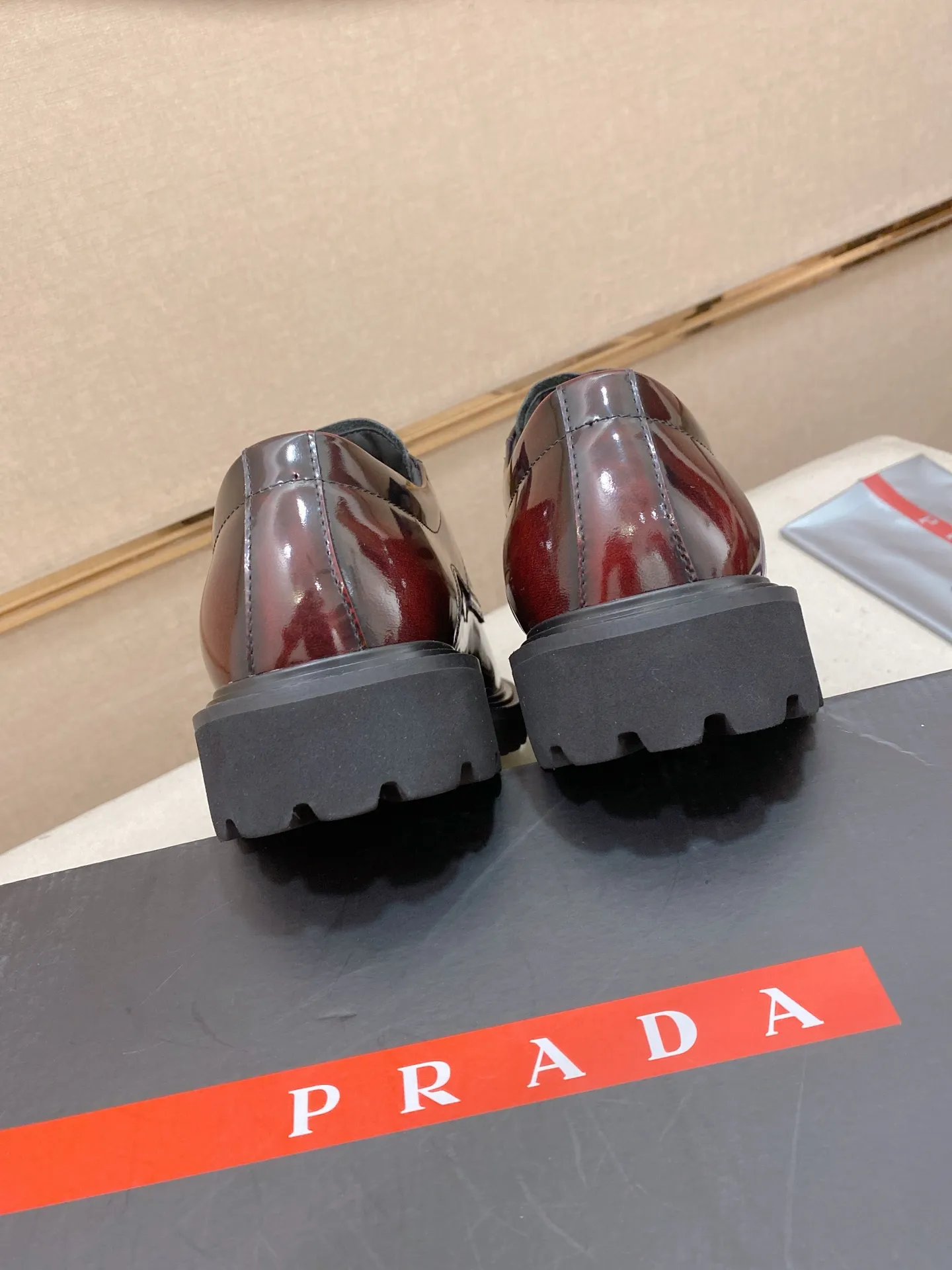 Factory price 640💰 🍁🍁High version High-quality new PRADA (Prada) counters are launched simultaneously, new men's shoes, 😘fabrics are selected from imported lacquered first-layer cowhide, and imported cowhide lining. 👍🏿 High-end ☄️ air-cushion molded anti-slip rubber outsole, exquisite lines, simple and elegant, comfortable and high-end for leisure travel. Code number: 38 to 45